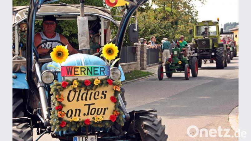 Zu den Oldies zählen auch zahlreiche Traktoren, die im Konvoi mitfahren. Bild: zer