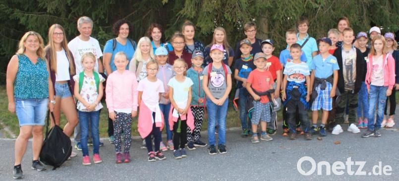 Im Bild die Teilnehmergruppe mit Betreuern sowie der FU-Vorsitzenden Tina Zeitler (hinten, Vierte von links). Bild: lk
