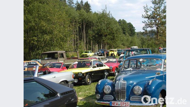 Bei Anblick des alten BMW V 8 werden sich viele an "die Fernsehserie "Isar 12" erinnern. Durch die Reihen der alten Autos zu gehen, um sich die Schätze genauer anzusehen, war lohnenden am Samstag in Brand. Bild: ld