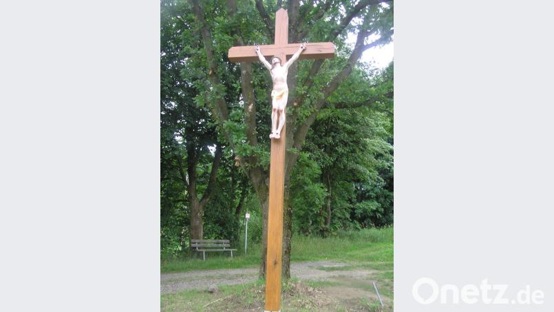 Das neue Holzkreuz steht oberhalb des B-Fußballplatzes des TSV. Bild: tu