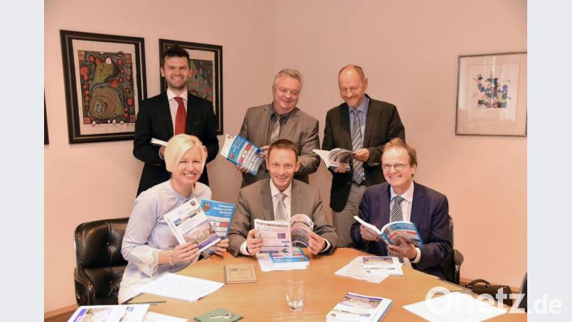 Das neue Adressbuch inklusive Neubürgerbroschüre stellen vor (vorne, von links) Nicole Hammerl (Rechtsdezernentin), Bürgermeister Jens Meyer, Werner Ruf (Adressbuchverlagsgesellschaft Ruf) sowie (hinten, von links) Thomas Wührl (Abteilungsleiter Einwohnermeldeamt), Norbert Schmieglitz (Öffentlichkeitsarbeit) und Reinhold Gailer (Leiter Amt für öffentliche Ordnung). Bild: Gabi Schönberger