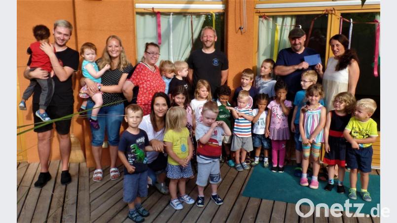 250 Euro überreichen die &quot;Moonrider&quot; an den Kindergarten Arche Noah. Bild: jml