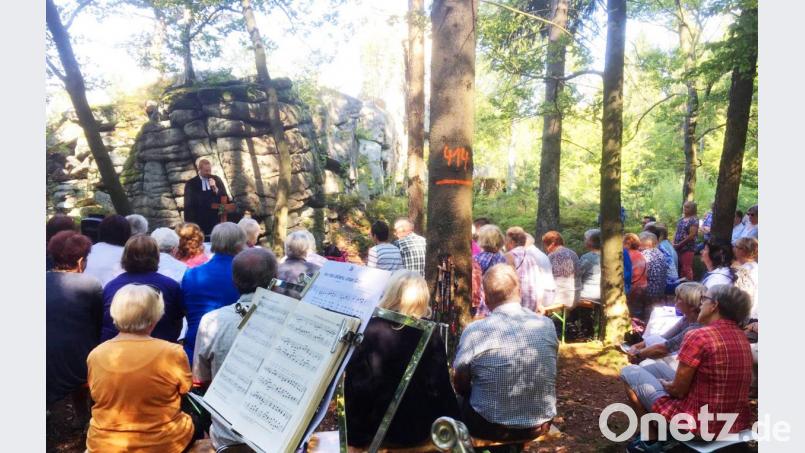 Beim Zipfeltannengottesdienst feierte Pfarrer Christoph Zeh mit den Gläubigen den Berggottesdienst. Bild: njn