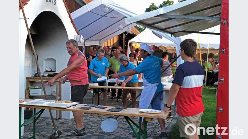 Die Pizzabäcker, hier Heinrich Eichinger (links) und Andreas Winklmann, hatten angesichts der langen Warteschlange alle Hände voll zu tun. Bild: twi