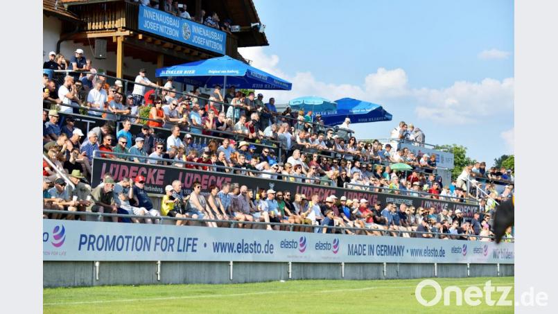 720 zahlende Zuschauer wollten am Samstagnachmittag in Gebenbach das Nachbarderby der Bayernliga Nord zwischen der DJK Gebenbach und der DJK Ammerthal sehen Bild: Ziegler