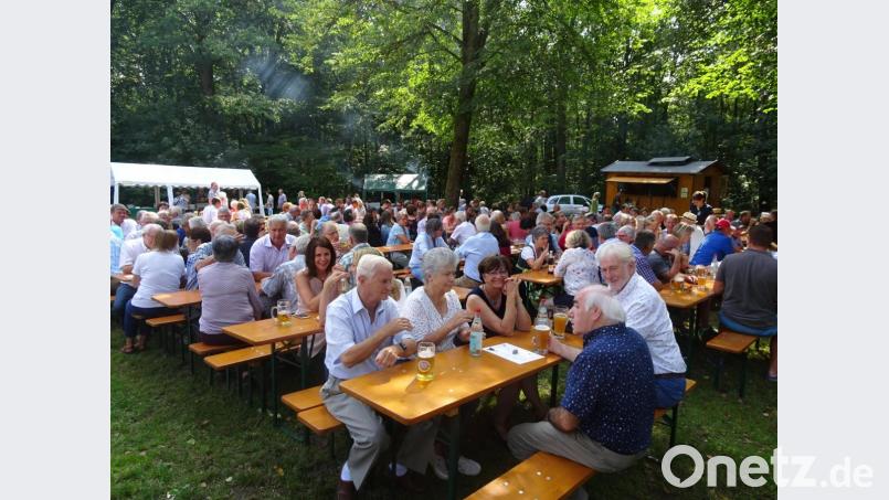 Zahlreiche Besucher fanden sich auf dem Eixlberg ein, um mit dem OWV zu feiern. Bild: hm