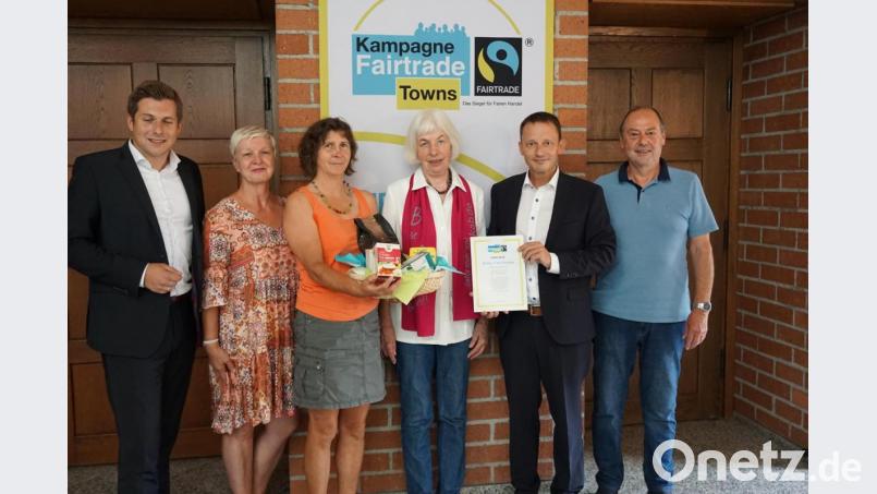Sie freuen sich über die Auszeichnung (von links): Nicolas Lahovnik (Wirtschaftsförderung), Cornelia Völkl (Wirtschaftsförderung), Renate Löw (Grüne), Christa Burzer (KAB), Bürgermeister Jens Meyer, Hermann Stadler (KAB). Bild: Dominik Hopperdietzel