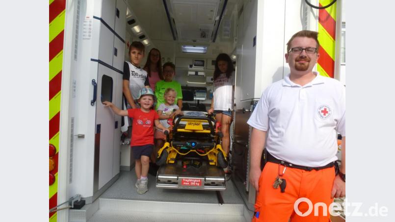 Dem BRK-Rettungswagen mit Notfallsanitäter Felix Graf galt das Augenmerk der Kinder, ebenso dem HLF 20 und Mehrzweckfahrzeug der Brandschützer. Bild: bk