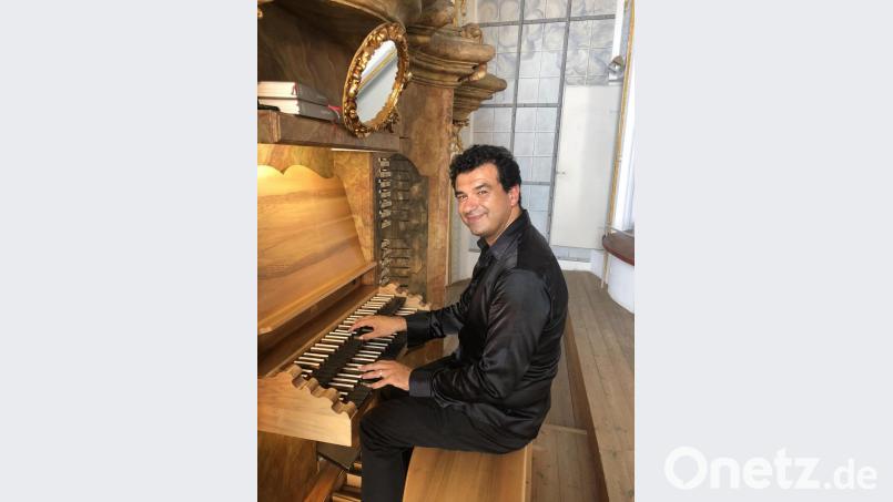 &quot;Sensibel wie ein Cembalo&quot; - Paolo Oreni an der Sandtner-Orgel der Schulkirche Amberg. Überragend seine am Klavier geschulte Manual- und seine flitzeflinke Pedaltechnik Bild: dok