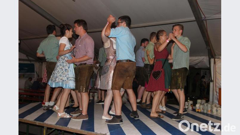 Auch am zweiten Tag tanzten die Kirwapaare am Tisch Bild: ral