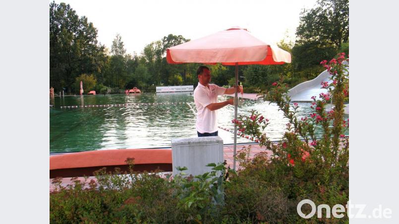 Die Sonnenschirme des Naturerlebnisbades wird Kai Wolf in einer Woche einholen und für die Saison 2020 einlagern Bild: bkr