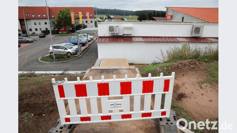 Blick von der Schlossäckerstraße in Richtung SB-Markt: Die Absperrbake ist dringend erforderlich, denn der untere Treppenabsatz führt schnurstracks an die Kante einer geschätzt zwei Meter hohen Böschungsmauer. Bild: Wolfgang Steinbacher