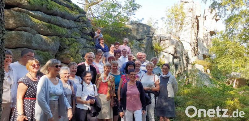 Beim Zipfeltannengottesdienst begrüßte Pfarrer Christoph Zeh Mitte den Erzgebirgischen Chor, der im Steinwald Urlaub macht. Bild: njn