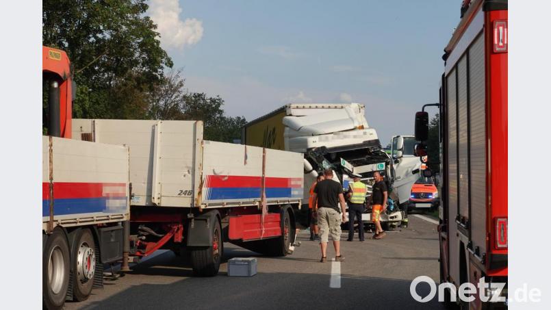 &quot;Die Kabine war total zusammengequetscht. Mit dem Spreizer haben wir keine Möglichkeit gehabt das aufzumachen&quot;, erzählt Kreisbrandinspektor Bernhard Ziegaus. Bild: Alexander Auer