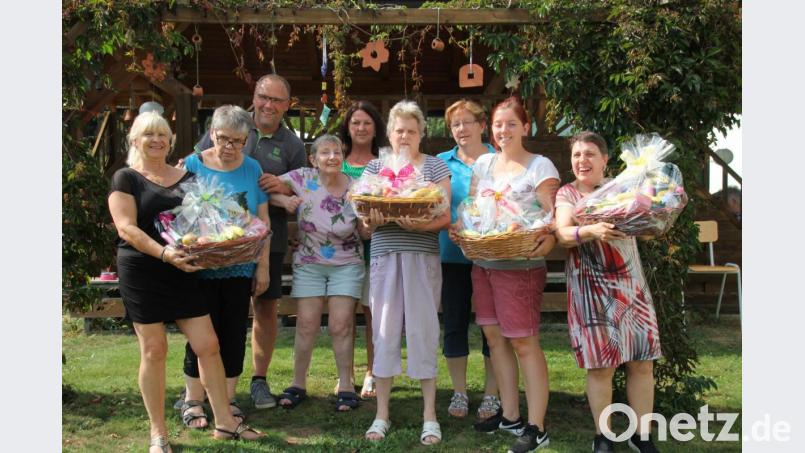 Weil sie den Dr. Loew Soziale Dienstleistungen schon so lange die Treue gehalten haben, sind einige Bewohner geehrt und mit Geschenken bedacht worden. Bild: frd