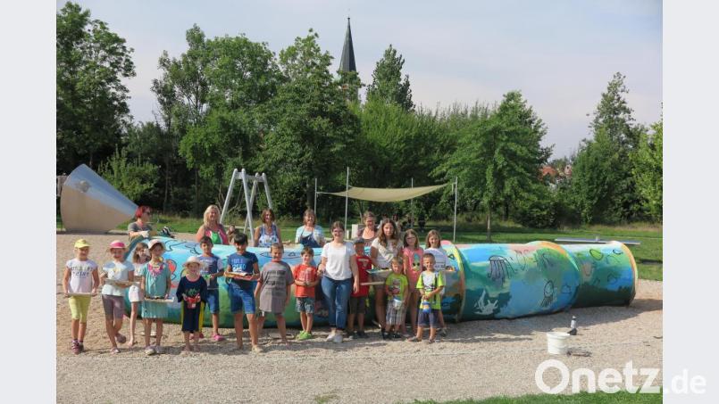 In frischen Farben erstrahlte der Tunnel auf dem Spielplatz nach der Malaktion von MALWAS. Bild: jzk