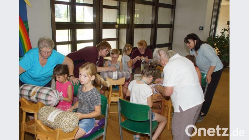 Buben und Mädchen, denen auch Bürgermeisterin Birgit Höcherl über die Schulter schaute, lernten beim Ferienprogramm der Stadt unter fachkundiger Anleitung die ersten Handgriffe für dieses Kunsthandwerk. Bild: mmj