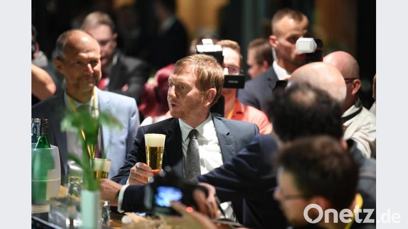 Michael Kretschmer, Ministerpräsident von Sachsen, trinkt bei der CDU-Wahlparty in Dresden ein Bier. Er hat allen Grund dazu: Er hat sein Direktmandat in Görlitz gewonnen, die CDU bleibt stärkste Partei in Sachsen. Bild: dpa/Hendrik Schmidt