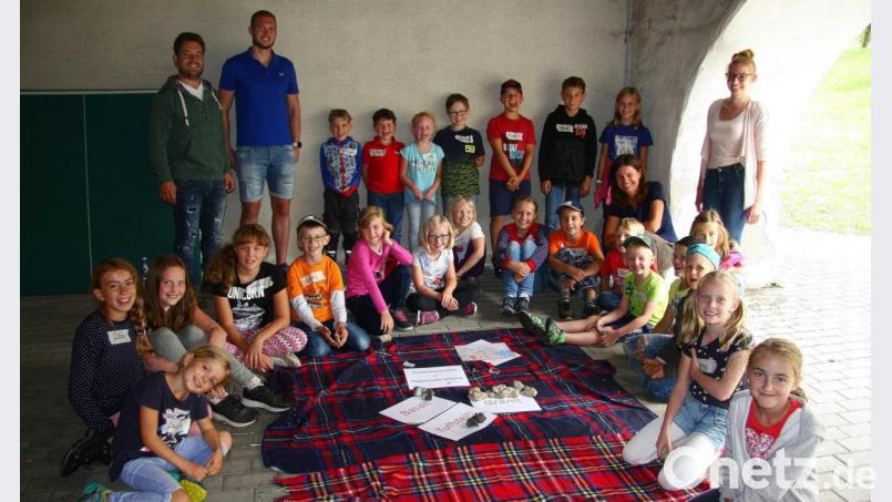 Den Kindern machte der „Steine-Nachmittag“ mit Angela Scharnagl (hockend rechts) und den Vertretern der CSU und der Jungen Union, Michael Dutz, Marcel Rahn (von links) und Sophie Maurer (rechts), viel Spaß. Bild: wro