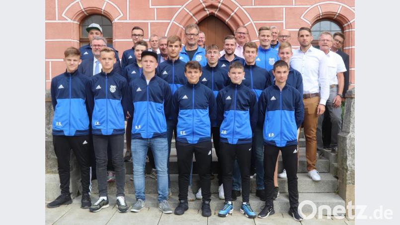 Die erfolgreichen Spieler mit ihren Trainern, Vertretern der beteiligten Vereine, Bürgermeister Michael Göth und Mitgliedern des Stadtrats. Bild: mfh
