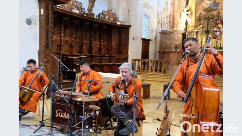 Mit traditioneller Musik aus der mongolischen Steppe und orientalischen Harmonien beeindruckt in Speinshart das Ensemble "Sedaa" (persisch "Stimme"). Bild: do