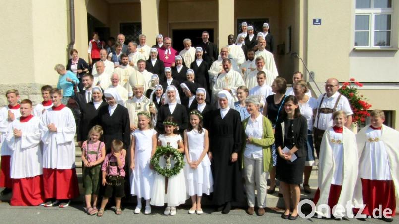 Nach der Einkleidungsfeier (Bildmitte, vorne von links): Generaloberin Maria Anezka, Schwester Maria Lea Steiner, Erzbischof Ludwig Schick, Schwester Maria Johanna Schmidt, Provinzoberin Maria Lucilla und Schwester Maria Pauline Jacobi mit Geistlichen, Ordensschwestern und Angehörigen der Novizinnen. Bild: sck