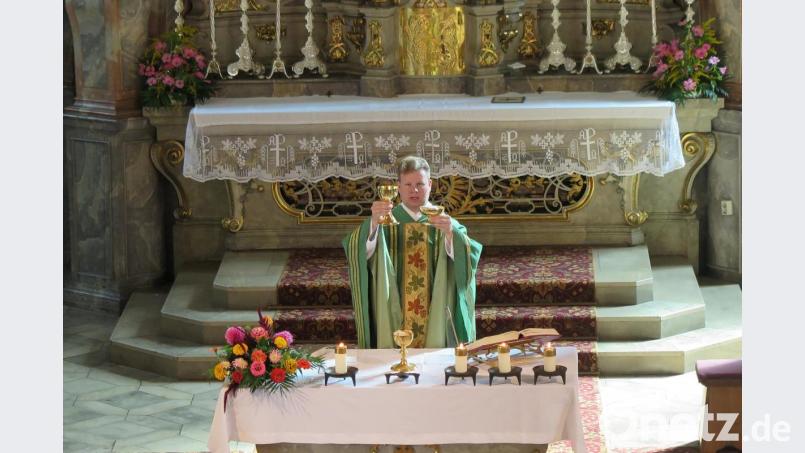 „Es wird scho alles recht wern“ hoffte der neue Pfarrer Thomas Kraus bei seinen ersten Gottesdiensten in der Stadtpfarrkirche in Kemnath. Bild: jzk