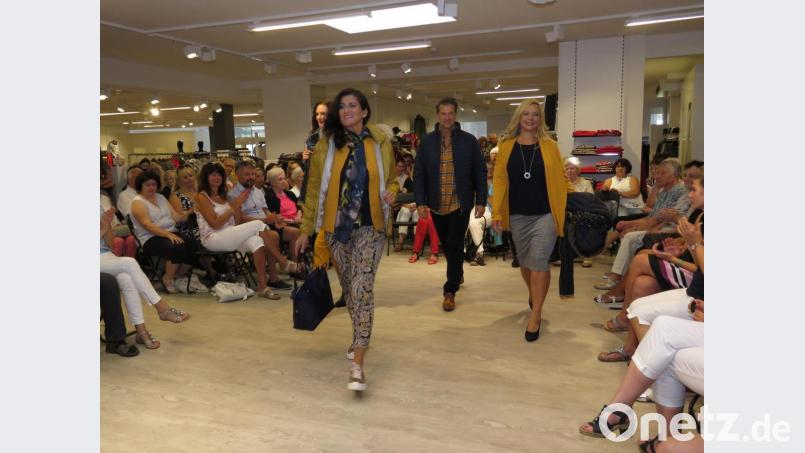 Zahlreiche Gäste verfolgten begeistert die Modepräsentation. Bild: ubb