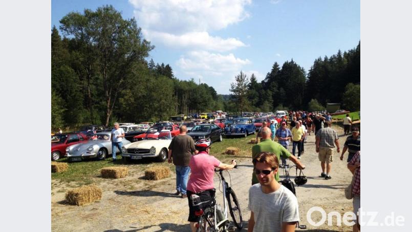 Oft waren die Oldtimer-Besitzer weit angereist, um sich an der diesjährigen Ausfahrt zu beteiligen,. Eine Station war heuer das Goetz-Areal in Brand. Bild: ld