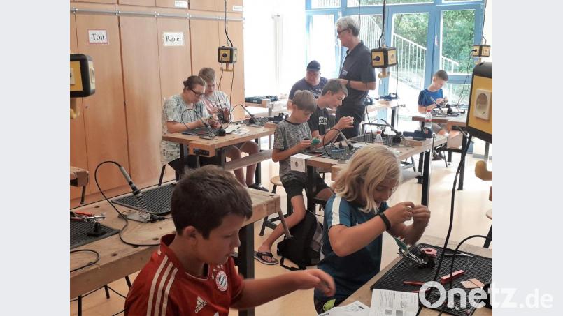 Mit Begeisterung dabei sind die Kinder beim Ferienprogramm. Im Lötkurs lernen sie die Welt der Elektronik kennen. Bild: sche