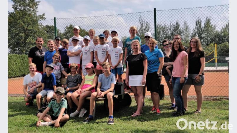Hannes Kern (vorne links) hatte das generationenübergreifende Tennis-Zeltlager ideenreich und engagiert vorbereitet. Mit Hilfe vieler Unterstützer wurde das dreitägige Camp zu einem Höhepunkt im Tenniskalender. Bild: exb