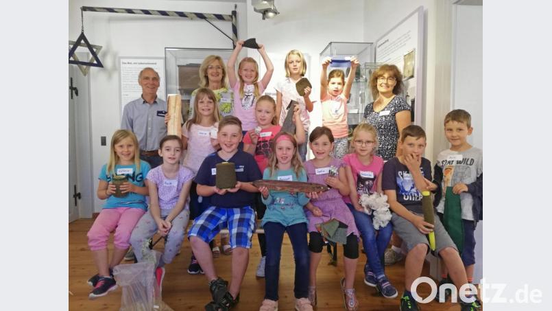 Mit allen Sinnen waren die Kinder beim Ferienprogramm im Museumsquartier unterwegs. Im Bild die begeisterten Ferienkinder sowie ihre Betreuer (hinten von links) Manfred Kinle, Herta Zölch und Erika Rahm. Bild: exb