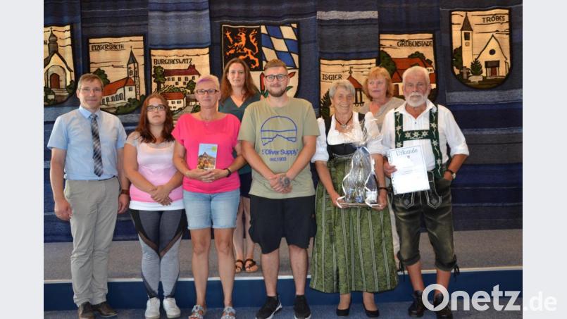 Bürgermeister Hermann Ach (links) konnte Paula und Karl Schmid für den 20. Aufenthalt (rechts) ehren und danke sagen sowie Cornelia Hadwiger (Dritte von links) für den 10. Aufenthalt auszeichnen. Mit dabei die Quartiergeberinnen. Bild: gi