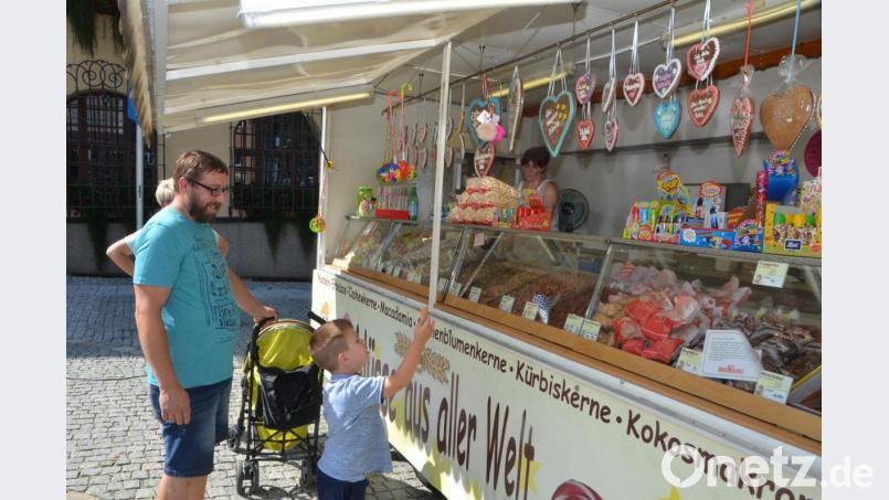 Katrin Fuchs von der Mandelbrennerei aus Wunsiedel kommt seit Jahren bei jedem Wetter und nimmt jede Gelegenheit wahr, die Stammkunden zu bedienen. „Ich baue auf meine Stammkundschaft.“ Bild: dob