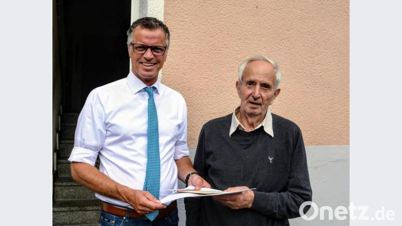 Bürgermeister Hermann Falk (links) gratuliert Georg Wisgickl zum 85. Geburtstag. Bild: fdl