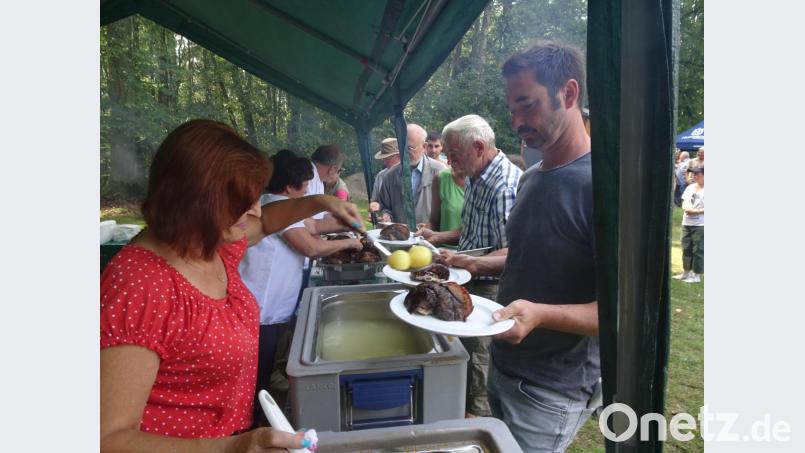 Die 180 Schweinshaxen gingen schnell weg Bild: hm