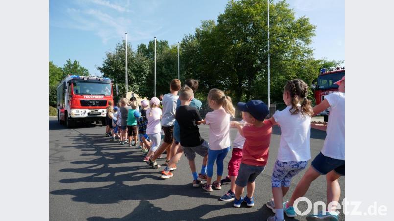 15 Tonnen wiegt das Hilfeleistungslöschgruppenfahrzeug - für die Kinder war es mit vereinten Kräften kein Problem, dieses zu ziehen. Bild: flm