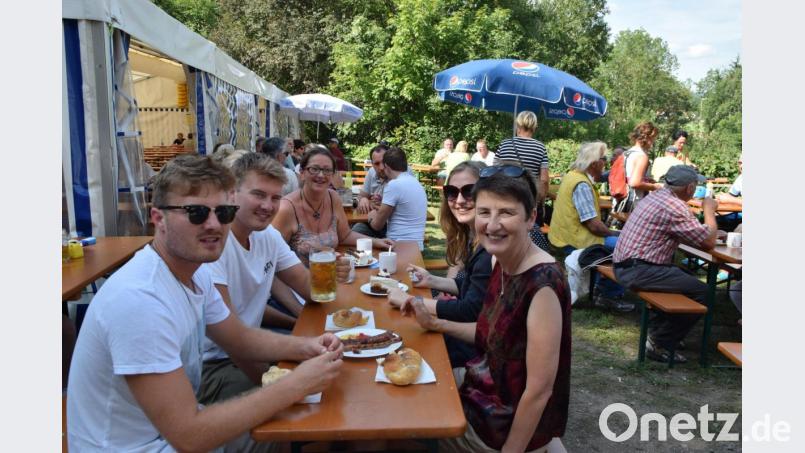 Gerda Schumann und ihre beiden Söhne Nico und Joachim (vorne) verbringen gerne einige Urlaubstage auf dem Mausberg, wo sie viele Freunde und Bekannte treffen, Ein Großteil hat sie schon in Neuseeland besucht, wie die Gäste im Bild hinten. Bild: swo