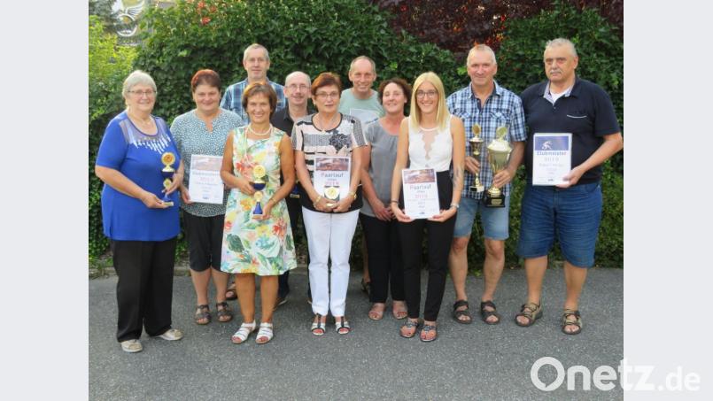 Die ausgezeichneten Mitglieder des 1.SKC Altenstadt von links: Karolina Humig, Petra Irlbacher, Thomas Lugert, Gerlinde Sossalla, Michael Deuerling, Sonja Guhling, Harald Lugert, Martina Lugert, Lena Lugert, Torsten Hartann und Robert Moller. Bild: adj