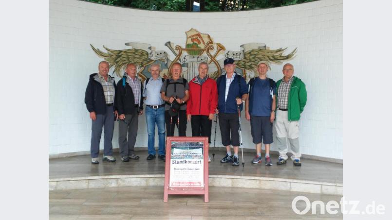 Auf der Bühne des Dorffestes werden die Gäste begrüßt. Bild: exb