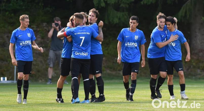 Die Spieler des SV Altenstadt/WN bejubeln den Treffer zum zwischenzeitlichen 2:1. Am Ende setzte sich die Nordgauer-Elf mit 3:1 beim SV Immenreuth durch. Bild: A. Schwarzmeier