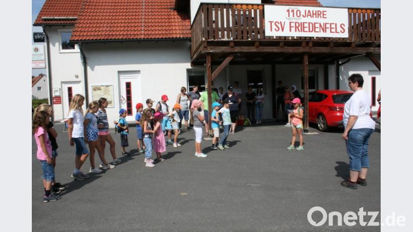 Erwartungsfroh versammelten sich bei herrlichem Wetter die Kinder beim Sportheim zur Begrüßung durch Bereitschaftsleiterin Andrea Winkler (rechts), um dann die ersten Aufgaben zu übernehmen. Bild: roh