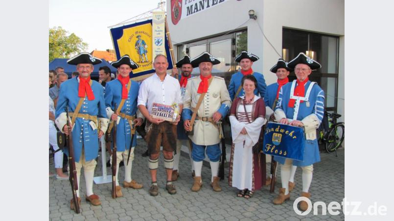 Die Floßer Landwehr schoss ein Ehrensalut und gratulierte Mitglied Richard Kammerer zum 50. Geburtstag. Bild: sei