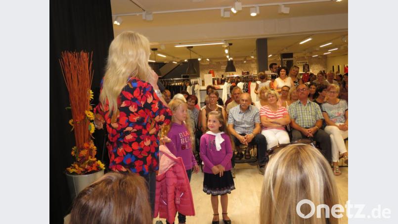 Die Kindermodels Marie und Lena zeigten, dass sie sich fast schon wie die Profis am Laufsteg bewegen können. Bild: ubb