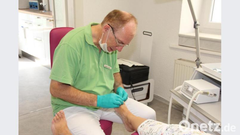 Podologe Siegfried Messer bietet nun auch in der Altstadt von Oberviechtach den Kassen- und Privatpatienten seine Hilfe bei Fußproblemen an. Auf Wunsch kommt er auch ins Haus. Bild: frd