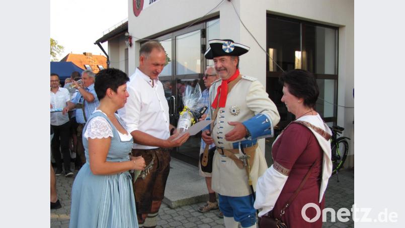 Die Flosser Landwehrwar mit Kommandant Franz Schmidt angetreten, Schoss Salut und überreichte natüarlich ein hochprozentiges Geschenk. Bild: sei