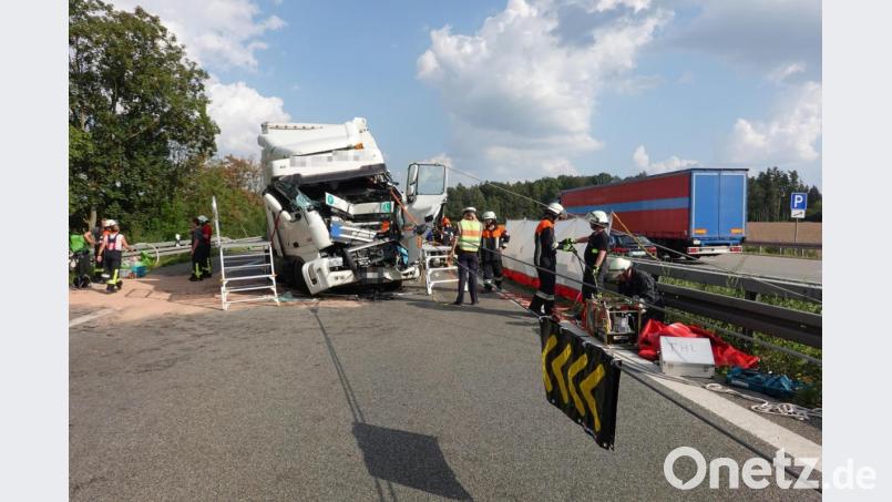 Die Fahrerkabine des LKW ist eingedrückt. Bild: Alexander Auer