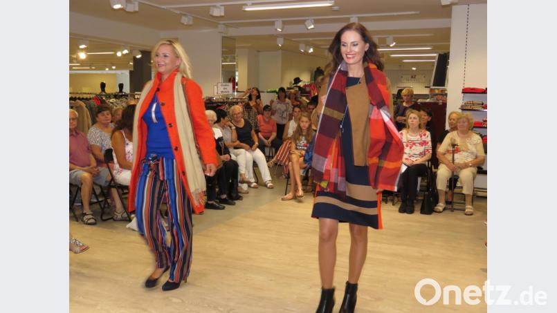 Es bleibt auch im Modeherbst bunt. In auffälliger Weise mischen sich die Farben mit warmen Herbsttönen, der Natur entnommen. Bild: ubb