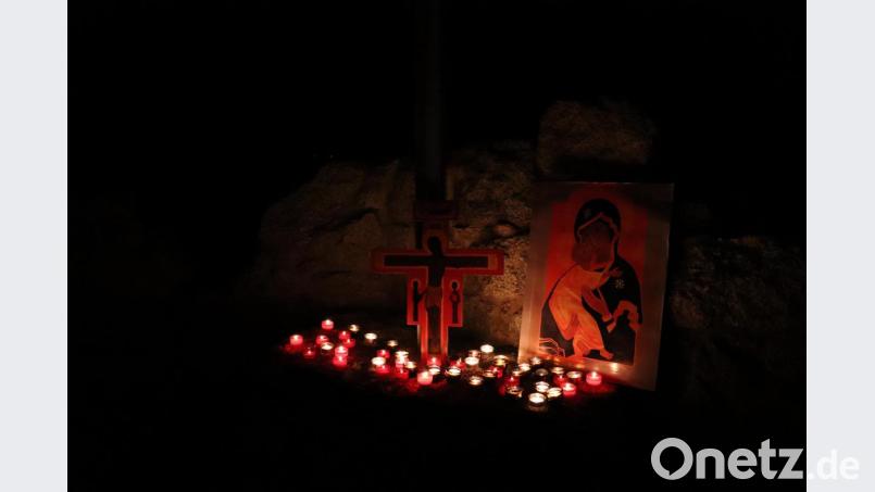 Dort wo historisch vermutlich die Kapelle war, befindet sich ein Kreuz auf der Ruine. Eine Marien-Ikone und das Kreuz von Taizé komplettierten den Altar, der vom Kerzenschein hell erstrahlte. Bild: flt