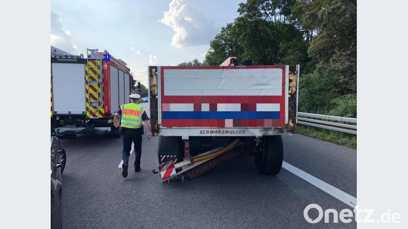 Auf der A3 bei Sinzing hat es in der Waldhäuselkurve einen schweren Unfall gegeben. Bild: Alexander Auer